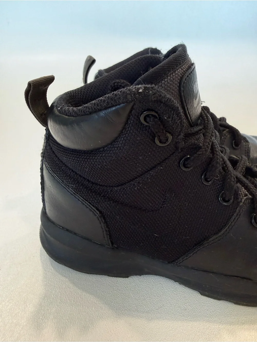 Nike manoa black